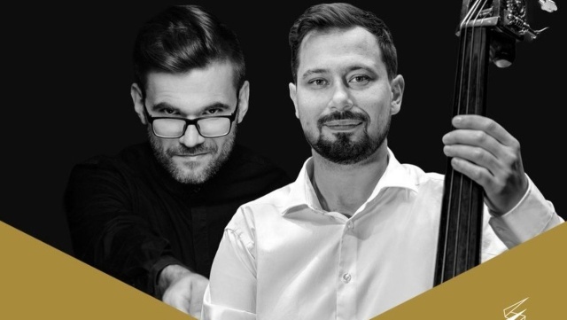 Przemysław Fiugajski – dyrygent (od lewej) i Karol Nasiłowski – kontrabasista. Fot. Materiały prasowe Filharmonii im. Mieczysława Karłowicza w Szczecinie Karol Nasiłowski z premierowym dziełem w Złotej Sali Filharmonii [ROZMOWA z ARTYSTĄ, ZDJĘCIA]