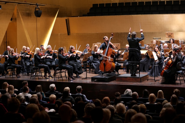 Karol Nasiłowski – kontrabasista gra z Orkiestrą Symfoniczną Filharmonii im. Mieczysława Karłowicza w Szczecinie pod batutą Przemysława Fiugajskiego. Fot. Cezary Aszkiełowicz Karol Nasiłowski z premierowym dziełem w Złotej Sali Filharmonii [ROZMOWA z ARTYSTĄ, ZDJĘCIA]