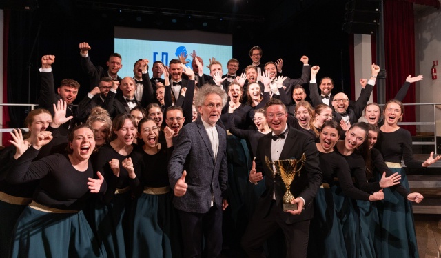 Chór Uniwersytetu Ekonomicznego w Katowicach. Dyrygent Michał Brożek (pierwszy od prawej) z pucharem GRAND PRIX, obok juror Festiwalu, prof. Marek Gandecki. Fot. Adam Kujawski Chór Uniwersytetu Ekonomicznego w Katowicach rozbił bank na 60. Międzynarodowym Festiwalu Pieśni Chóralnej im. prof. Jana Szyrockiego w Międzyzdrojach [POSŁUCHAJ, ZDJĘCIA]