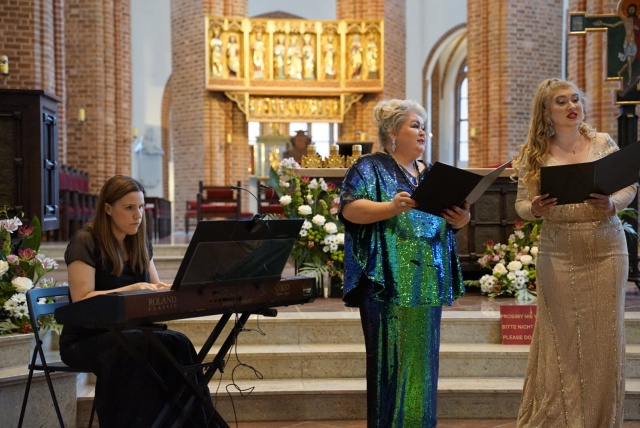 Agnieszka Barańska – pianistka (L), prof. Sylwia Burnicka-Kalischewska – sopran, Weronika Włodarczyk – mezzosopran w bazylice archikatedralnej pw. św. Jakuba Apostoła w Szczecinie. Fot. Alexander Kalischewski W szczecińskiej katedrze zainaugurowano Międzynarodowy Festiwal „Muzyczna podróż śladami Grünebergów” 2025 [POSŁUCHAJ, ZDJĘCIA]