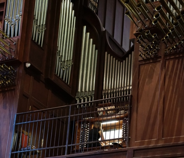 Dr Katarzyna Ganczarska gra na organach bazyliki archikatedralnej pw. św. Jakuba Apostoła w Szczecinie. Fot. Alexander Kalischewski W szczecińskiej katedrze zainaugurowano Międzynarodowy Festiwal „Muzyczna podróż śladami Grünebergów” 2025 [POSŁUCHAJ, ZDJĘCIA]