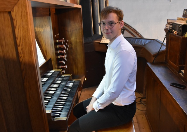 Jakub Moneta – organista. Fot. DM/TMZK W Kamieniu Pomorskim zainaugurowano 61. Międzynarodowy Festiwal Muzyki Organowej i Kameralnej [ROZMOWA, ZDJĘCIA]