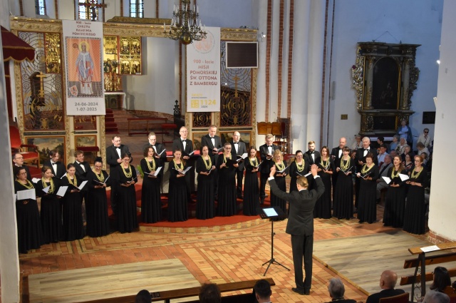 Chór Akademicki im. prof. Jana Szyrockiego ZUT w Szczecinie pod dyrekcją Szymona Wyrzykowskiego. Fot. DM/TMZK W Kamieniu Pomorskim zainaugurowano 61. Międzynarodowy Festiwal Muzyki Organowej i Kameralnej [ROZMOWA, ZDJĘCIA]