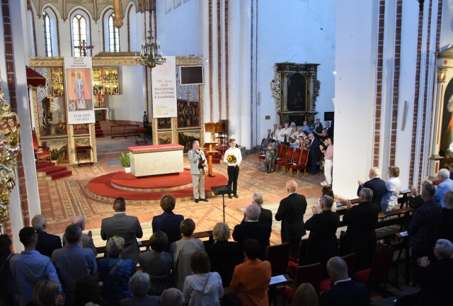 Andrzej Wątorski – konferansjer koncertu (L) i Jakub Moneta – organista przyjmuje owacyjne brawa publiczności. Fot. DM/TMZK W Kamieniu Pomorskim zainaugurowano 61. Międzynarodowy Festiwal Muzyki Organowej i Kameralnej [ROZMOWA, ZDJĘCIA]