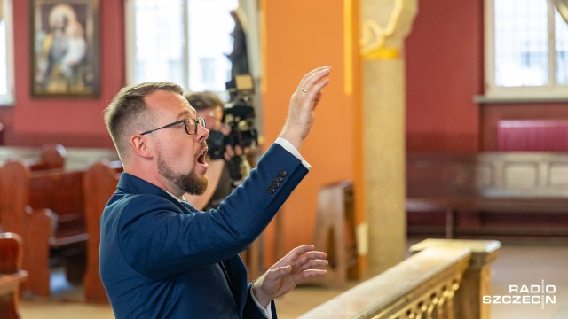 Kamil Szałata – dyrygent Szczecińskiego Chóru Chłopięcego „Słowiki”. Fot. Robert Stachnik [Radio Szczecin] W Szczecinie zainaugurowano Międzynarodowy Festiwal „Muzyczne przyjaźnie” [POSŁUCHAJ, ZDJĘCIA]