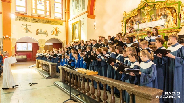 Chór katedry w Brunszwiku i Szczecińskie „Słowiki” pod dyrekcją Elke Lindemann. Fot. Robert Stachnik [Radio Szczecin] W Szczecinie zainaugurowano Międzynarodowy Festiwal „Muzyczne przyjaźnie” [POSŁUCHAJ, ZDJĘCIA]