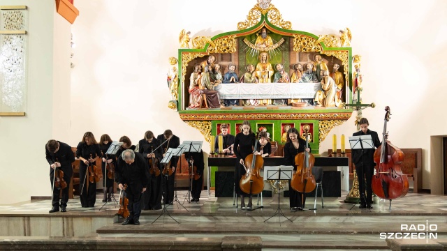 Orkiestra Lwowskiej Narodowej Akademii Muzycznej pod dyrekcją Artura Mykytki przyjmuje owacyjne brawa publiczności. Fot. Robert Stachnik [Radio Szczecin] Lwowska Orkiestra na finał Międzynarodowego Festiwalu „Muzyczne przyjaźnie” [POSŁUCHAJ, ZDJĘCIA]