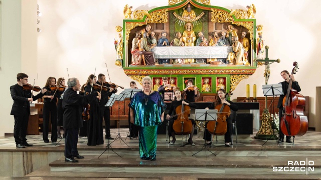 Sylwia Burnicka-Kalischewska (sopran) i Orkiestra Lwowskiej Narodowej Akademii Muzycznej pod dyrekcją Artura Mykytki. Fot. Robert Stachnik [Radio Szczecin] Lwowska Orkiestra na finał Międzynarodowego Festiwalu „Muzyczne przyjaźnie” [POSŁUCHAJ, ZDJĘCIA]