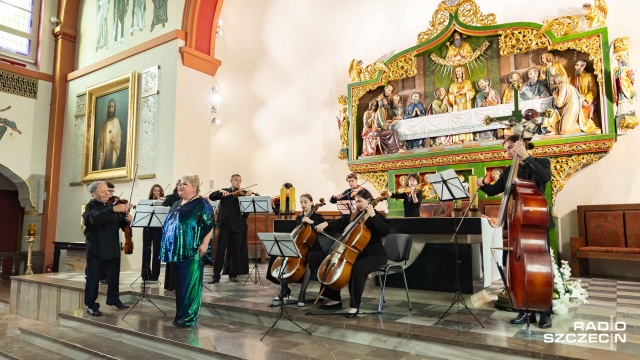 Sylwia Burnicka-Kalischewska (sopran) z Orkiestrą Lwowskiej Narodowej Akademii Muzycznej pod dyrekcją Artura Mykytki. Fot. Robert Stachnik [Radio Szczecin] Lwowska Orkiestra na finał Międzynarodowego Festiwalu „Muzyczne przyjaźnie” [POSŁUCHAJ, ZDJĘCIA]