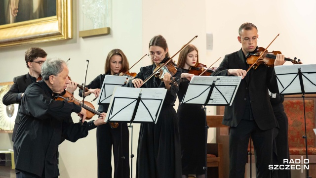 Artur Mykytka (od lewej) – koncertmistrz Orkiestry Lwowskiej Narodowej Akademii Muzycznej ze skrzypkami orkiestry. Fot. Robert Stachnik [Radio Szczecin] Lwowska Orkiestra na finał Międzynarodowego Festiwalu „Muzyczne przyjaźnie” [POSŁUCHAJ, ZDJĘCIA]