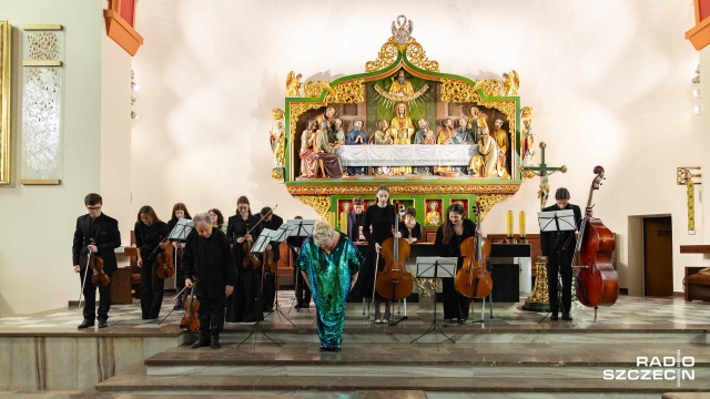 Sylwia Burniska-Kalischewska (sopran) i Orkiestra Lwowskiej Narodowej Akademii Muzycznej pod dyrekcją Artura Mykytki przyjmują owacyjne brawa publiczności. Fot. Robert Stachnik [Radio Szczecin] Lwowska Orkiestra na finał Międzynarodowego Festiwalu „Muzyczne przyjaźnie” [POSŁUCHAJ, ZDJĘCIA]