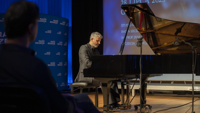 Wojciech Kubica – pianista. Fot. Maciej Papke [Radio Szczecin] Najwybitniejsi uczniowie Mikołaja Szczęsnego w Jego 80. rocznicę urodzin i 15. śmierci [POSŁUCHAJ, ZDJĘCIA]