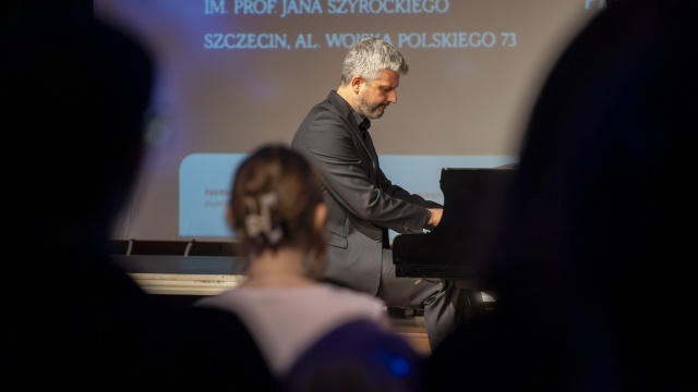 Wojciech Kubica – pianista. Fot. Maciej Papke [Radio Szczecin] Najwybitniejsi uczniowie Mikołaja Szczęsnego w Jego 80. rocznicę urodzin i 15. śmierci [POSŁUCHAJ, ZDJĘCIA]