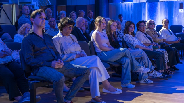 Tomasz Szczęsny – syn Mikołaja Szczęsnego (od lewej) i Jolanta Szczęsna – żona Mikołaja Szczęsnego wśród publiczności koncertu. Fot. Maciej Papke [Radio Szczecin] Najwybitniejsi uczniowie Mikołaja Szczęsnego w Jego 80. rocznicę urodzin i 15. śmierci [POSŁUCHAJ, ZDJĘCIA]