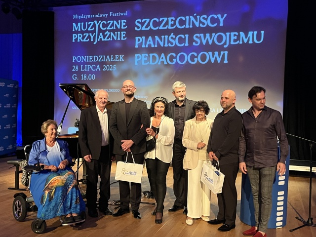 Grażyna Wilk (od lewej) – mama Sławomira Wilka, Michał Francuz z rodzicami, Wojciech Kubica, Jolanta Szczęsna – żona Mikołaja Szczęsnego, Sławomir Wilk, Tomasz Szczęsny – syn Mikołaja Szczęsnego. Fot. Sylwia Burnicka-Kalischewska Najwybitniejsi uczniowie Mikołaja Szczęsnego w Jego 80. rocznicę urodzin i 15. śmierci [POSŁUCHAJ, ZDJĘCIA]