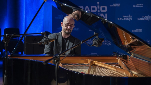 Michał Francuz – pianista. Fot. Maciej Papke [Radio Szczecin] Najwybitniejsi uczniowie Mikołaja Szczęsnego w Jego 80. rocznicę urodzin i 15. śmierci [POSŁUCHAJ, ZDJĘCIA]