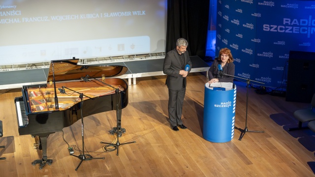 Wojciech Kubica – pianista (od lewej), Anna Koprowicz – prowadząca koncert. Fot. Maciej Papke [Radio Szczecin] Najwybitniejsi uczniowie Mikołaja Szczęsnego w Jego 80. rocznicę urodzin i 15. śmierci [POSŁUCHAJ, ZDJĘCIA]