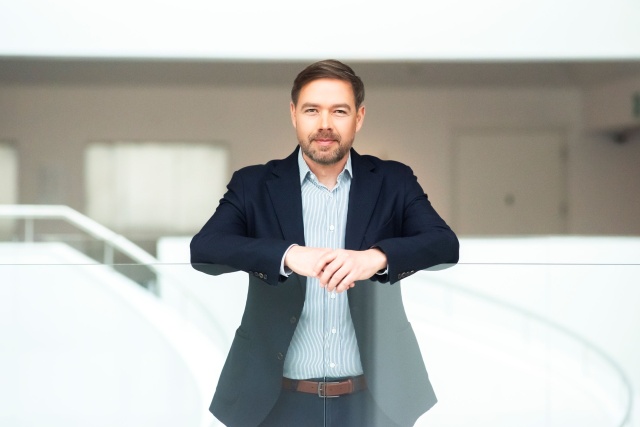 Przemysław Neumann – dyrygent 13. International Lutosławski Youth Orchestra 2025. Fot. Kamila Kozioł [Filharmonia w Szczecinie] Filharmonia w Szczecinie rozpoczyna 13. edycję ILYO [ROZMOWA, ZDJĘCIA]