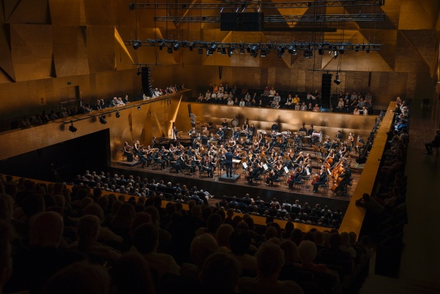 International Lutosławski Youth Orchestra 2025 pod batutą Przemysława Neumanna w Złotej Sali Filharmonii im. Mieczysława Karłowicza w Szczecinie. Fot. Piotr Nykowski Wirtuozowski finał projektu ILYO 2025 w Filharmonii w Szczecinie i lipskim Gewandhausie [POSŁUCHAJ, ZDJĘCIA]