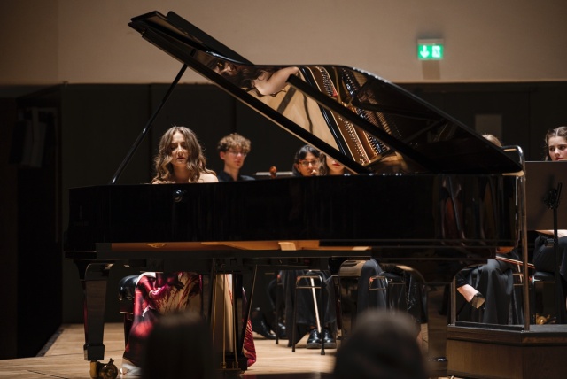 Aleksandra Świgut – pianistka gra z International Lutosławski Youth Orchestra 2025 pod batutą Przemysława Neumanna w Grand Hall lipskiego Gewandausu. Fot. Piotr Nykowski Wirtuozowski finał projektu ILYO 2025 w Filharmonii w Szczecinie i lipskim Gewandhausie [POSŁUCHAJ, ZDJĘCIA]