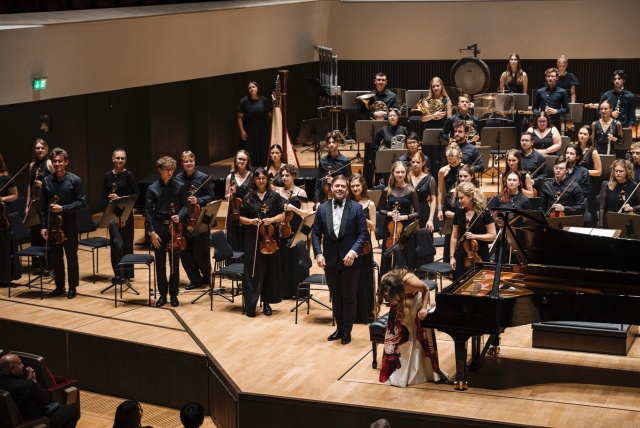Aleksandra Świgut – pianistka i International Lutosławski Youth Orchestra pod batutą Przemysława Neumanna przyjmują owacyjne brawa publiczności Grand Hall lipskiego Gewandhausu. Fot. Piotr Nykowski Wirtuozowski finał projektu ILYO 2025 w Filharmonii w Szczecinie i lipskim Gewandhausie [POSŁUCHAJ, ZDJĘCIA]