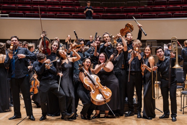 International Lutosławski Youth Orchestra 2025 po owacyjnie przyjętym koncercie w Grand Hall lipskiego Gewandhausu. Fot. Piotr Nykowski Wirtuozowski finał projektu ILYO 2025 w Filharmonii w Szczecinie i lipskim Gewandhausie [POSŁUCHAJ, ZDJĘCIA]