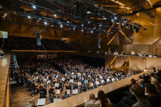 International Lutosławski Youth Orchestra 2025 w Złotej Sali Filharmonii im. Mieczysława Karłowicza w Szczecinie. Fot. Piotr Nykowski Wirtuozowski finał projektu ILYO 2025 w Filharmonii w Szczecinie i lipskim Gewandhausie [POSŁUCHAJ, ZDJĘCIA]