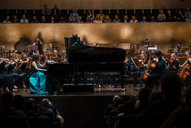 Aleksandra Świgut – pianistka gra z International Lutosławski Youth Orchestra 2025 pod batutą Przemysława Neumanna w Złotej Sali Filharmonii im. Mieczysława Karłowicza w Szczecinie. Fot. Piotr Nykowski Wirtuozowski finał projektu ILYO 2025 w Filharmonii w Szczecinie i lipskim Gewandhausie [POSŁUCHAJ, ZDJĘCIA]