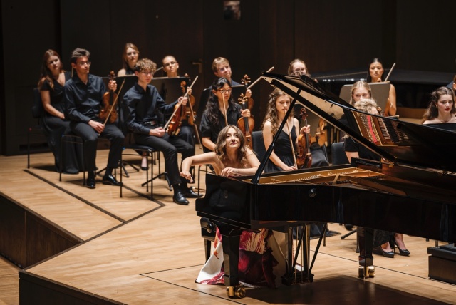 Aleksandra Świgut – pianistka gra z International Lutosławski Youth Orchestra 2025 pod batutą Przemysława Neumanna w Grand Hall lipskiego Gewandausu. Fot. Piotr Nykowski Wirtuozowski finał projektu ILYO 2025 w Filharmonii w Szczecinie i lipskim Gewandhausie [POSŁUCHAJ, ZDJĘCIA]