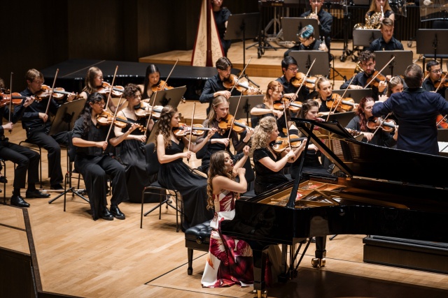 Aleksandra Świgut – pianistka gra z International Lutosławski Youth Orchestra 2025 pod batutą Przemysława Neumanna w Grand Hall lipskiego Gewandausu. Fot. Piotr Nykowski Wirtuozowski finał projektu ILYO 2025 w Filharmonii w Szczecinie i lipskim Gewandhausie [POSŁUCHAJ, ZDJĘCIA]