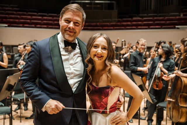Aleksandra Świgut – pianistka i Przemysław Neumann – dyrygent po owacyjnie przyjętym koncercie w Grand Hall lipskiego Gewandhausu. Fot. Piotr Nykowski Wirtuozowski finał projektu ILYO 2025 w Filharmonii w Szczecinie i lipskim Gewandhausie [POSŁUCHAJ, ZDJĘCIA]