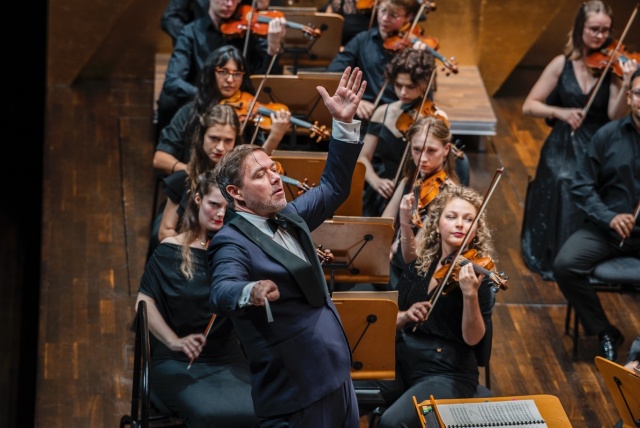 Przemysław Neumann dyryguje International Lutosławski Youth Orchestra 2025 w Złotej Sali Filharmonii im. Mieczysława Karłowicza w Szczecinie. Fot. Piotr Nykowski Wirtuozowski finał projektu ILYO 2025 w Filharmonii w Szczecinie i lipskim Gewandhausie [POSŁUCHAJ, ZDJĘCIA]