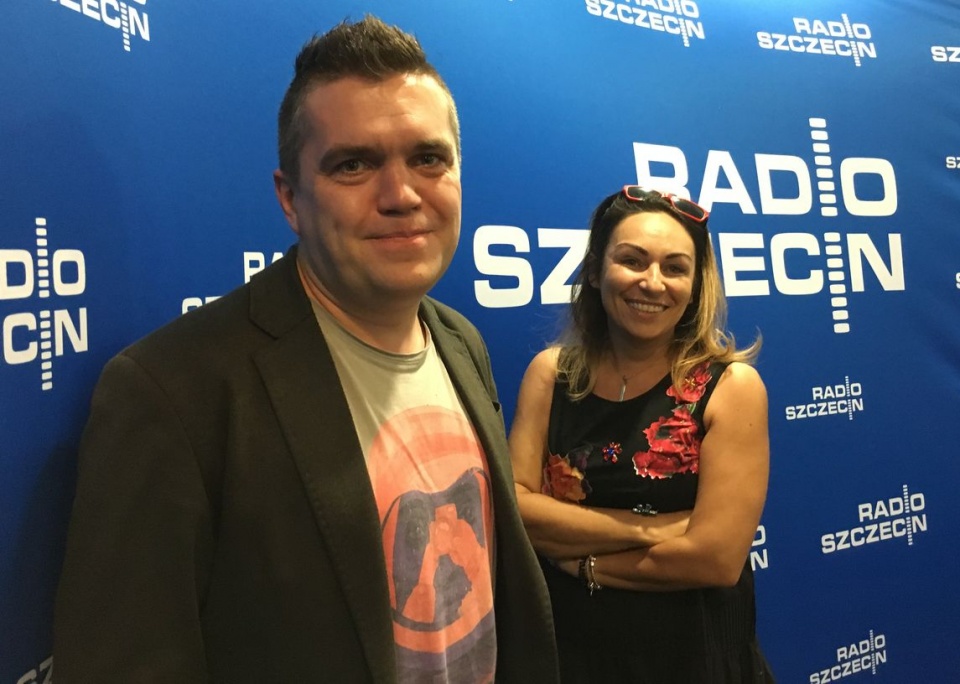 Małgorzata Frymus rozmawia z twórcami i organizatorami Dąbskich Wieczorów Filmowych Sylwią Witkowską i Michałem Giełzakiem z Miejskiego Ośrodka Kultury w Dąbiu. Fot Małgorzata Frymus [Radio szczecin]