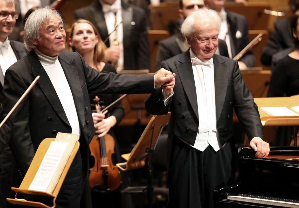 Kun-Woo Paik – pianista (od lewej) i Antoni Wit – dyrygent po koncercie w Filharmonii im. Mieczysława Karłowicza w Szczecinie. Fot. Filharmonia w Szczecinie