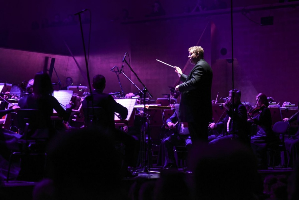 Rune Bergmann dyryguje Orkiestrą Filharmonii w Szczecinie. Fot. [Kamila Kozioł]