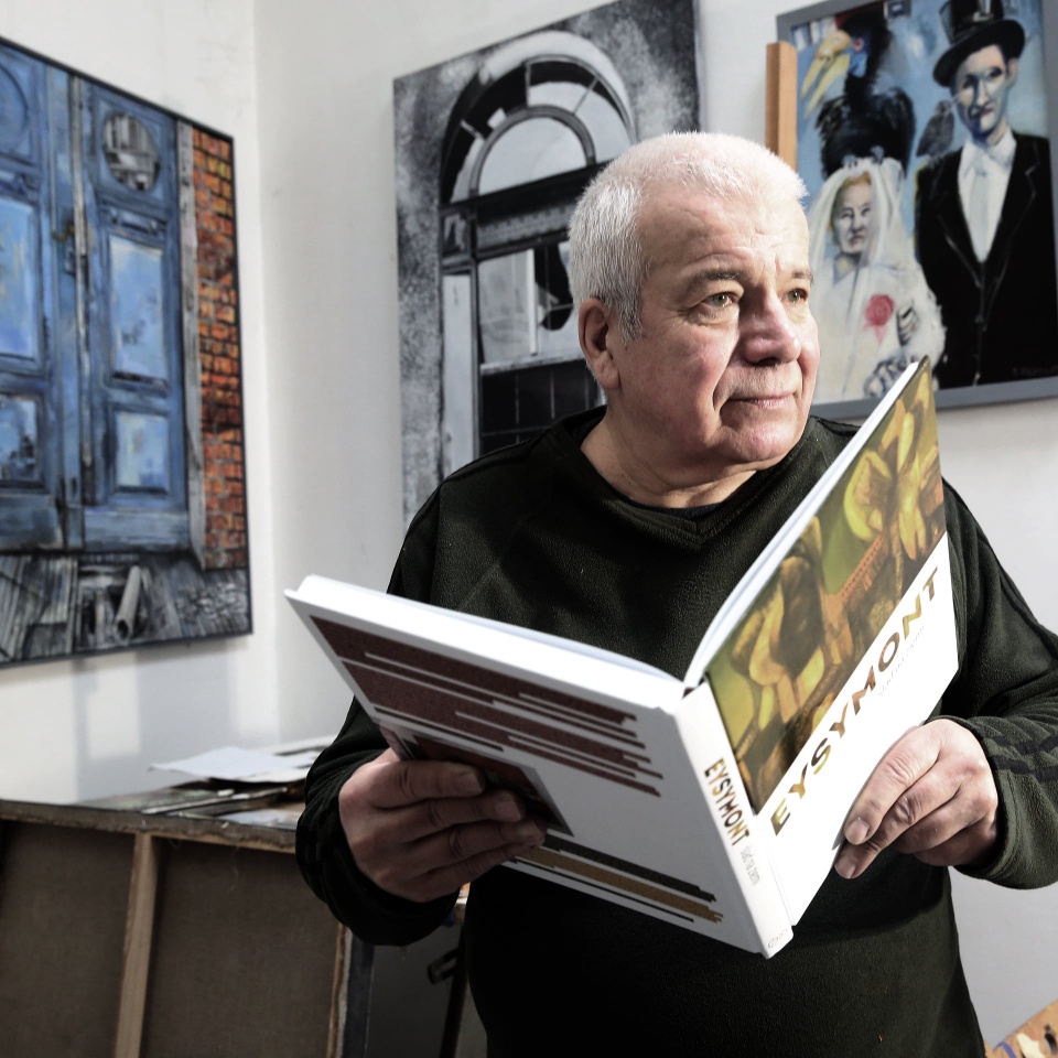 Na zdjęciu Jarosław Eysmont z albumem o swoim ojcu, fot. Andrzej Łazowski