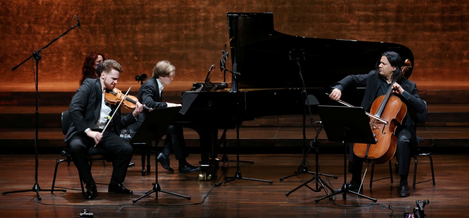 „The Penderecki Trio”. Mateusz Makuch – skrzypek (od lewej), Andrzej Wierciński – pianista, Claudio Bohórquez – wiolonczelista. Fot. [Cezary Aszkiełowicz]