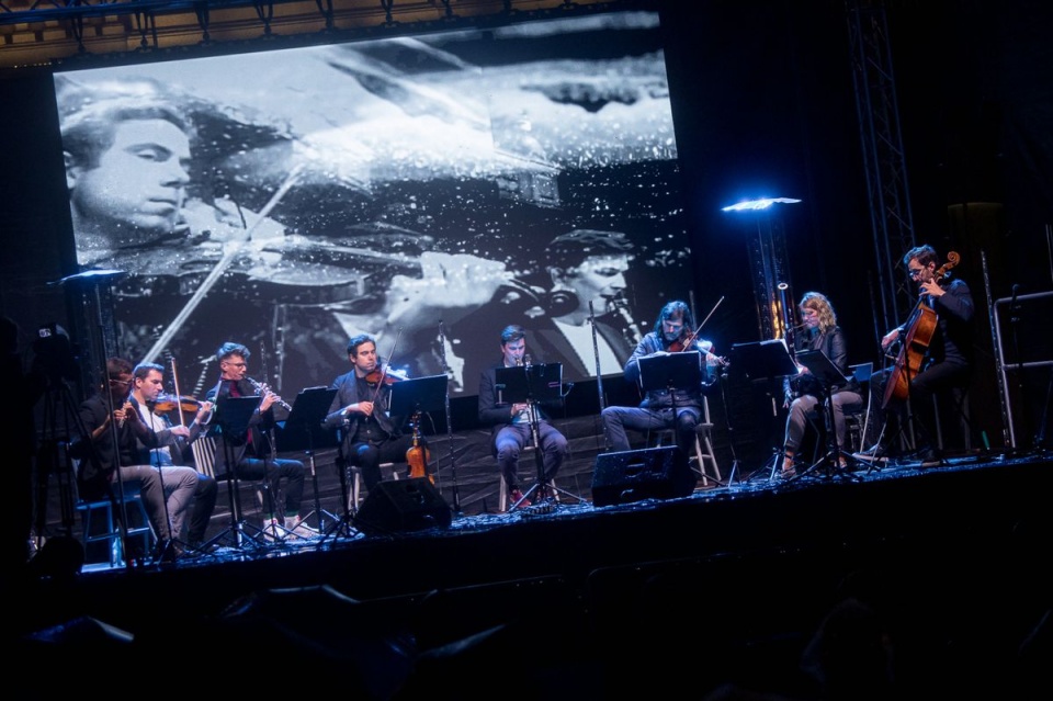 Atom String Quartet & Szczecin Philharmonic Wind Quartet koncertują na Dziedzińcu Kultury w Warszawie. Fot. Wojtek Dobrogojski