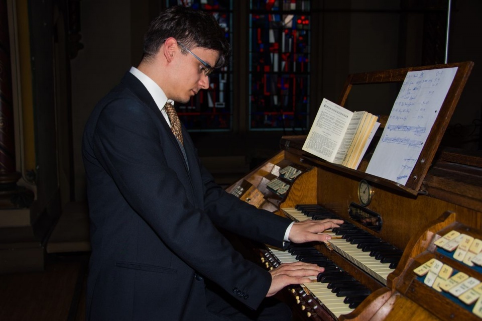 Filip Presseisen – organista. Fot. [Jan Olczak]