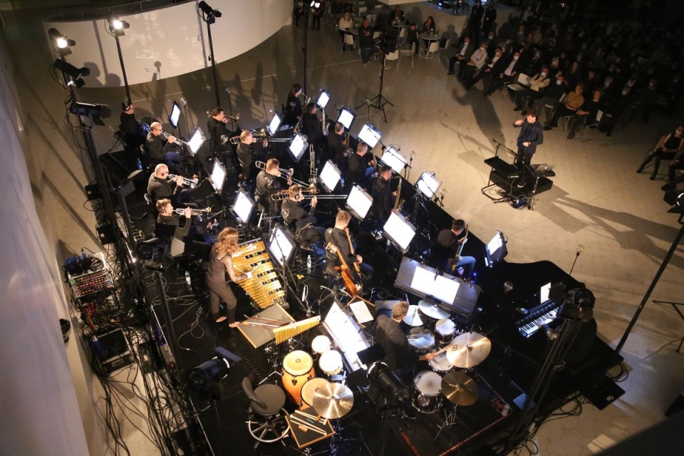 Szczecin Philharmonic Big Band pod dyrekcją Wojciecha Kostrzewy. Fot. [Filharmonia w Szczecinie]