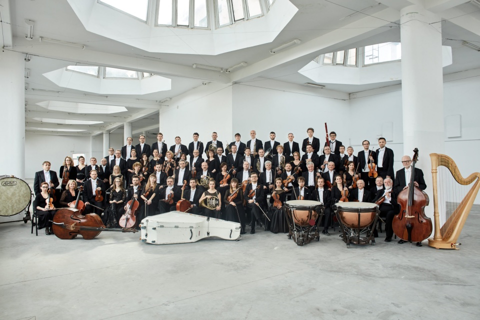 Orkiestra Sinfonia Varsovia. Fot. Bartek Barczyk. Źródło: https://www.sinfoniavarsovia.org/sinfonia-varsovia/o-nas/