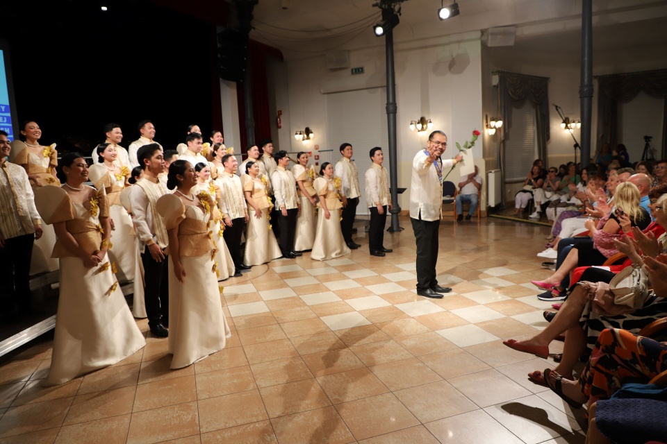 University Of The Philippines Manila Chorale i dyrygent John Steven Verrosa przyjmują owacyjne brawa publiczności. Fot. Tomasz Rychłowski [MDK Międzyzdroje]