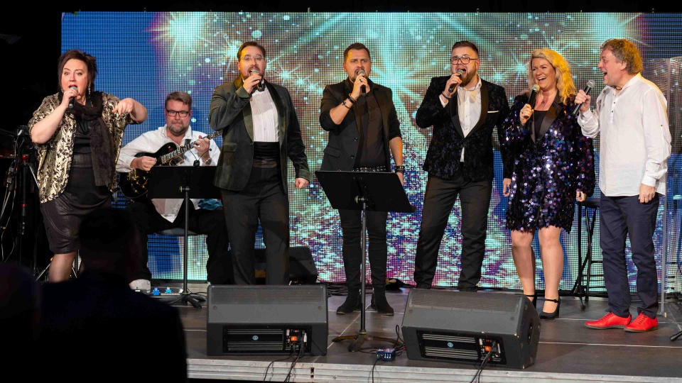 Jola Szczepaniak (od lewej), Maciej Kazuba, Patryk Adamkiewicz, Marcin Simiński, Maciej Mazur, Kasia Buja-Kazuba i Ryszard Leoszewski. Fot. Robert Stachnik [Radio Szczecin]