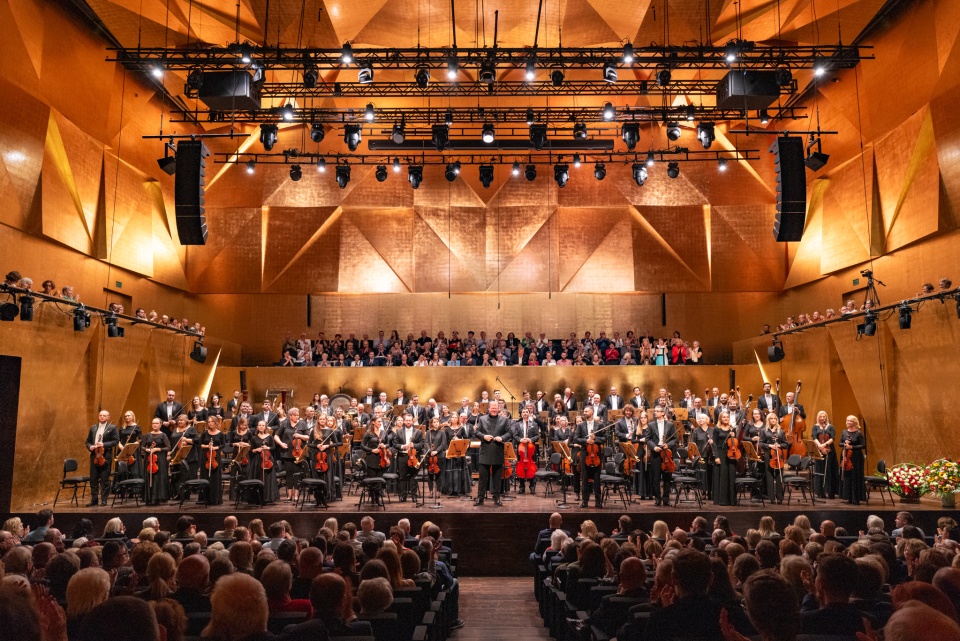 Orkiestra Symfoniczna Filharmonii im. Mieczysława Karłowicza w Szczecinie pod dyrekcją Rune Bergmanna – dyrektora artystycznego i głównego dyrygenta Filharmonii od 1 września 2016 roku do 31 sierpnia 2024. Fot. Marcin Zaborowski