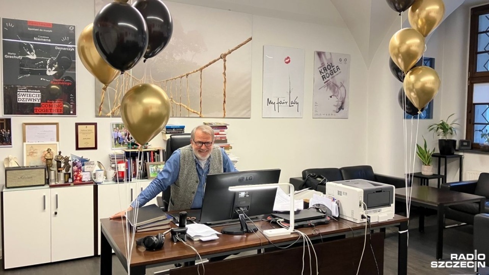 Jacek Jekiel przywitany został przez zespół Opery na Zamku złotymi balonami.