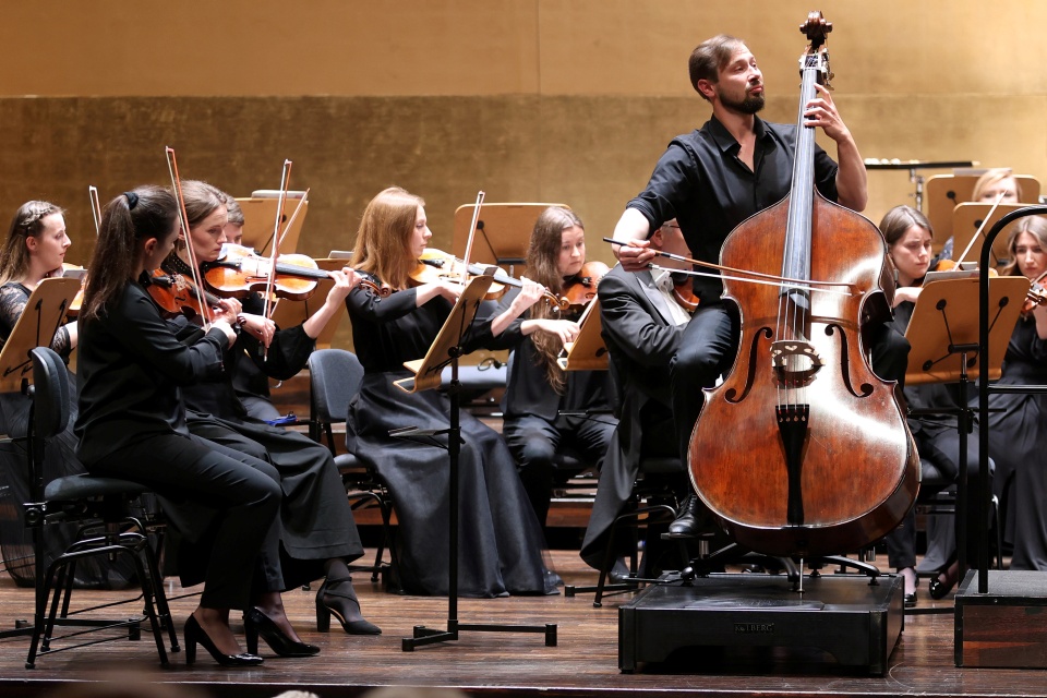 Karol Nasiłowski – kontrabasista gra z Orkiestrą Symfoniczną Filharmonii im. Mieczysława Karłowicza w Szczecinie pod batutą Przemysława Fiugajskiego. Fot. Cezary Aszkiełowicz