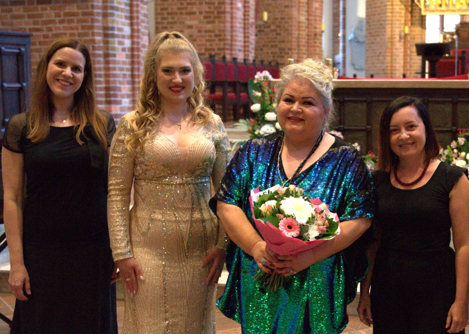 Agnieszka Barańska – pianistka (L), Weronika Włodarczyk – mezzosopran, prof. Sylwia Burnicka-Kalischewska – sopran, dr Katarzyna Ganczarska – organistka po koncercie w bazylice archikatedralnej pw. św. Jakuba Apostoła w Szczecinie. Fot. Alexander Kalischewski