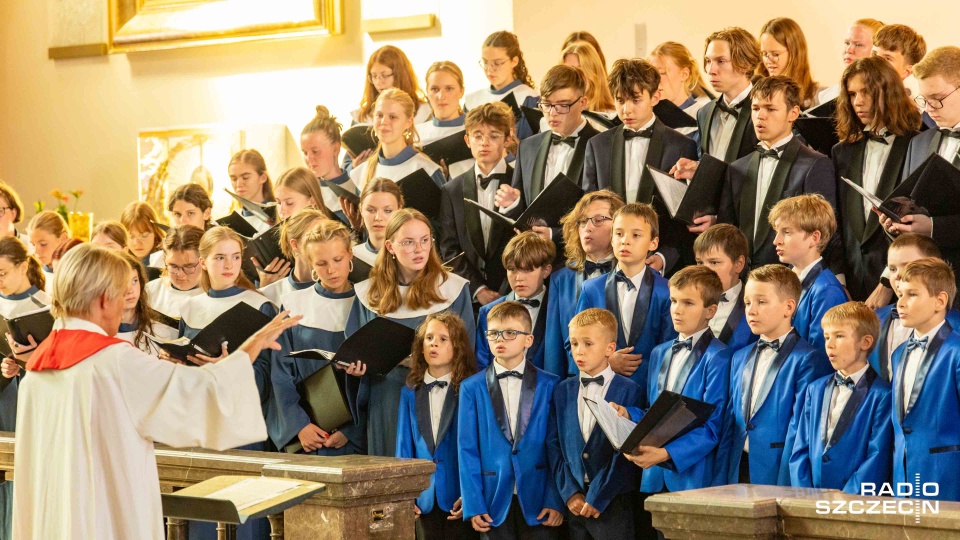 Chór katedry w Brunszwiku i Szczecińskie „Słowiki” pod dyrekcją Elke Lindemann. Fot. Robert Stachnik [Radio Szczecin]