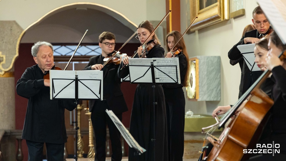 Artur Mykytka (od lewej) – koncertmistrz Orkiestry Lwowskiej Narodowej Akademii Muzycznej. Fot. Robert Stachnik [Radio Szczecin]