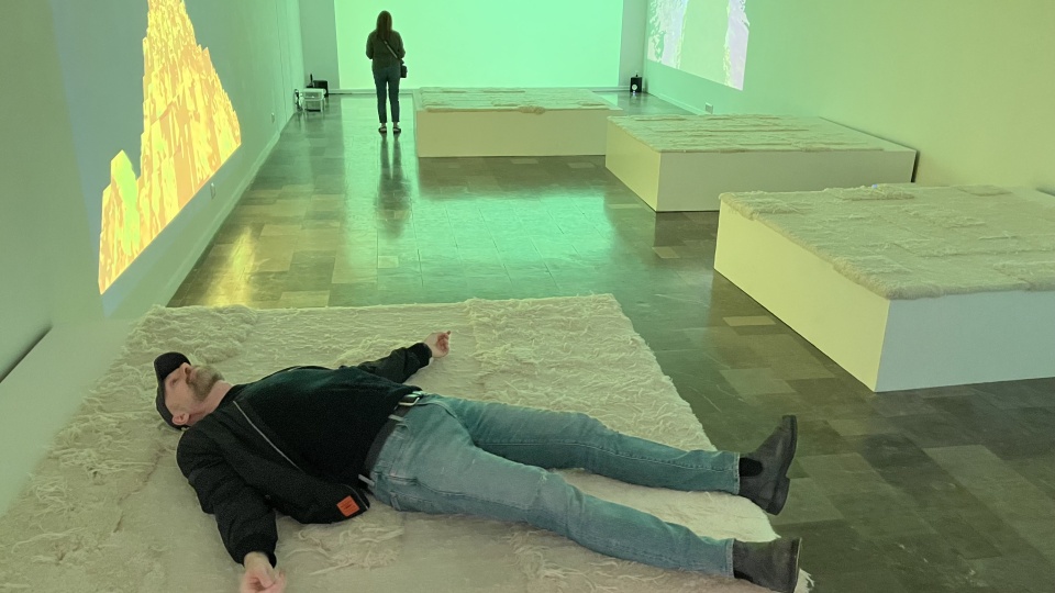 Tomasz Lipski na swojej wystawie "Quantum Babylon" , w dosłownym tego słowa znaczeniu. Fot. Małgorzata Frymus [Radio Szczecin]